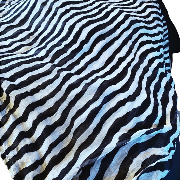 Infinity Scarf Black And White - Picture 4 of 5